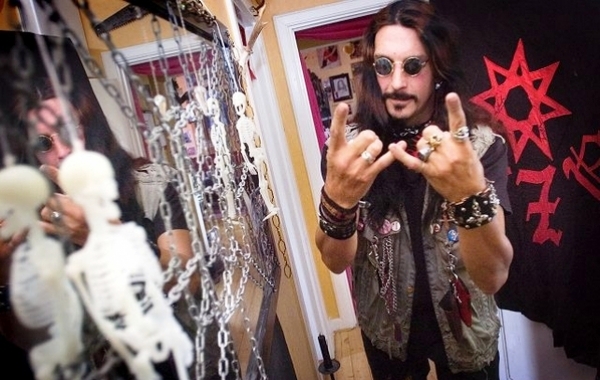 Dapat Tunjangan Sosial karena Kecanduan Musik Metal